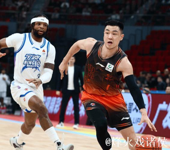 狂胜27分！山东队长在场输分，坐板凳席脸色铁青，球迷：让位吧