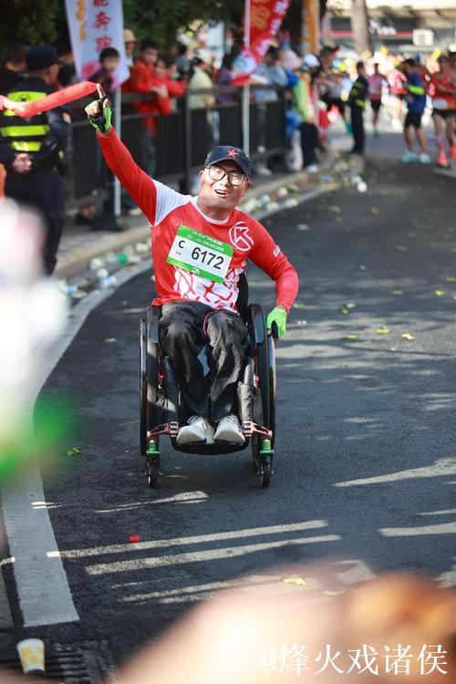 他完成第95场马拉松，坐着轮椅